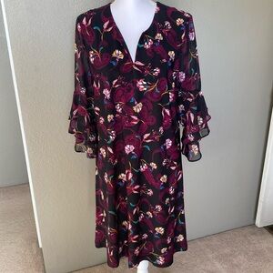 Women’s Roz & Ali shear, ruffled, belled sleeves, black/burgandy print size L